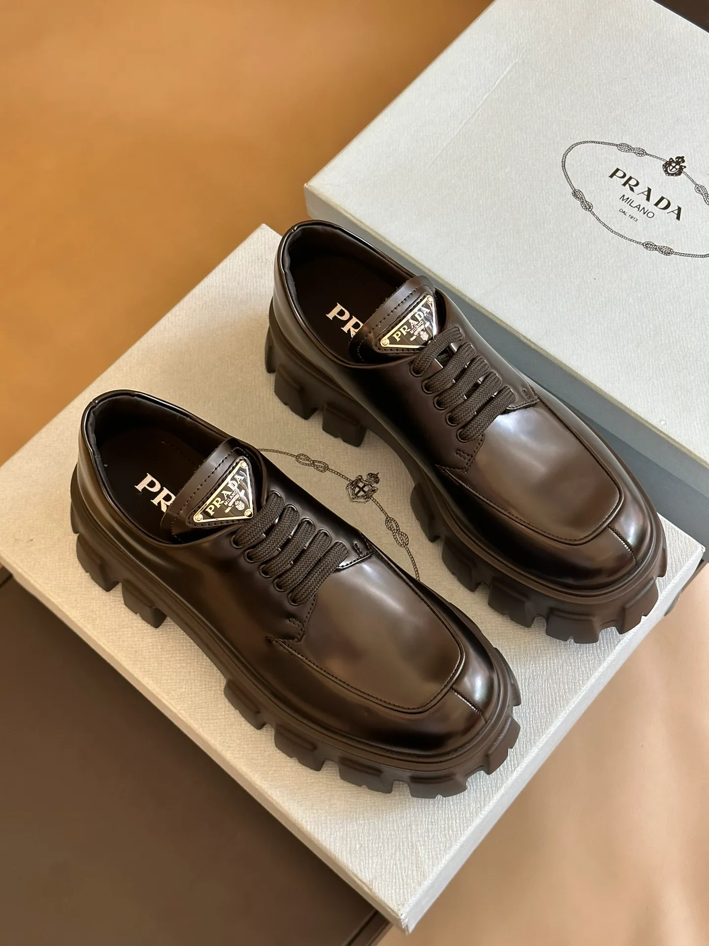 👟👟Ex-factory price 480👟👟 prada fw23 new arrival～ pjia’s new 2023 autumn and winter thick-soled shoes🆕 Classic lace-up thick soles decorated with triangle logo, more recognizable, very attractive and easy to wear! The upper is made of open-edge beaded cowhide, and the sole is made of lightweight high-density foam material! Top quality 35-41